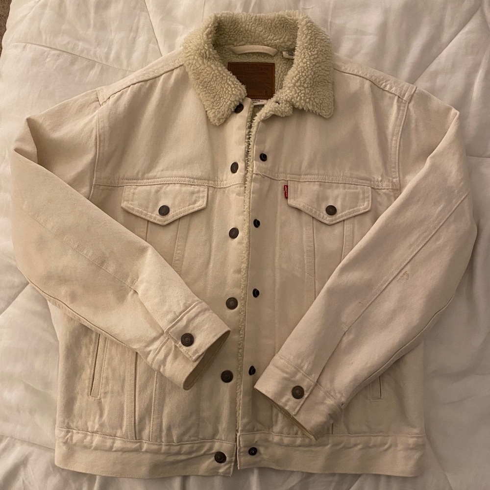 Barely worn Levi’s cream jacket